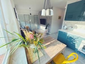 Televízia a/alebo spoločenská miestnosť v ubytovaní Urban Jungle - luksusowy apartment w Gdyni. + 37 fotografií