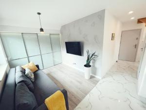 Televízia a/alebo spoločenská miestnosť v ubytovaní Urban Jungle - luksusowy apartment w Gdyni.