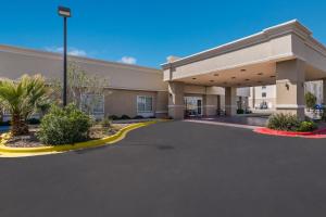 un gran edificio de oficinas con aparcamiento en Red Roof Inn Pecos, en Pecos