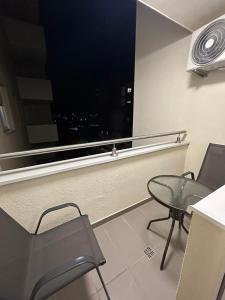 een kamer met een tafel en stoelen en een raam bij ApartmanM&M in Banja Luka