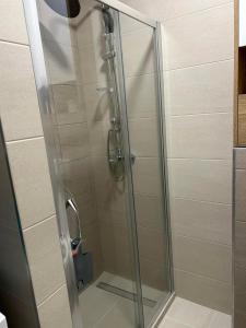een douche met een glazen deur in de badkamer bij ApartmanM&M in Banja Luka