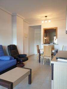 ein Wohnzimmer mit einem Sofa und einem Tisch in der Unterkunft Apartamento acogedor en Cabanes, Torre la Sal, Costamar I Marina d'Or in La Estación