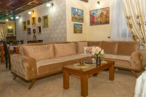 salon z kanapą i stolikiem kawowym w obiekcie Garni Hotel City w mieście Kruševac