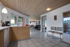 uma cozinha com um balcão e cadeiras num quarto em Family-friendly Holiday Home Located In Quiet Surroundings em Hadsund