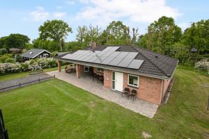 uma vista aérea de uma casa com painéis solares no telhado em Family-friendly Holiday Home Located In Quiet Surroundings em Hadsund