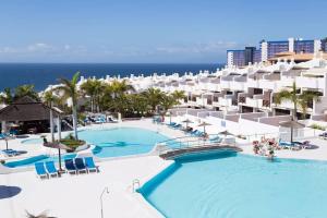vista para a piscina num resort em apartamento paradise luxury em Playa Paraiso