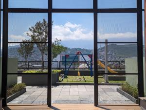 una ventana con vistas a un parque infantil en Luxury Loft Monterrey City Living at Landmark High Rise, en Monterrey