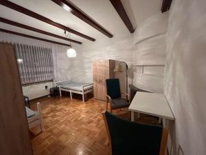 a room with a bed and a table and chairs at Duisburg FeelHome, Flughafen nah,3-Schlafzimmer, Dusche ebenerdig, Zentral, WiFi, Ground Floor in Duisburg