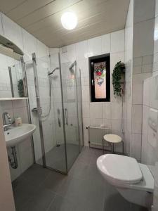Bilik mandi di Duisburg FeelHome, Flughafen nah,3-Schlafzimmer, Dusche ebenerdig, Zentral, WiFi, Ground Floor