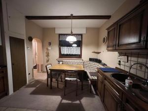 a kitchen with a table and chairs and a sink at Duisburg FeelHome, Flughafen nah,3-Schlafzimmer, Dusche ebenerdig, Zentral, WiFi, Ground Floor in Duisburg