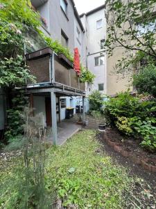 an outside view of a building with a balcony at Duisburg FeelHome, Flughafen nah,3-Schlafzimmer, Dusche ebenerdig, Zentral, WiFi, Ground Floor in Duisburg