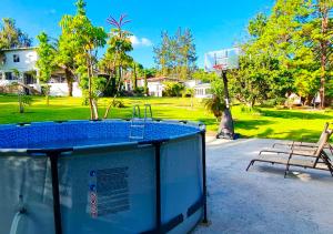 a basketball hoop and a bench in a park at Hotel, Cocoview Valle de angeles in Valle de Ángeles