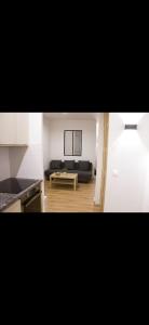 salon z kanapą i stołem w obiekcie Appartement Moderne et Chic w mieście Châtillon