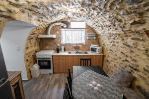 Η κουζίνα ή μικρή κουζίνα στο Sea & Mountain - Mani Serenity Retreat