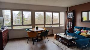 Posedenie v ubytovaní Appartement 100m2 près du métro et aéroport