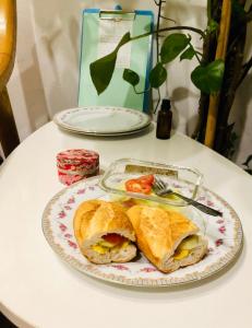 Mika Homestay Simple & Cozy في هانوي: طاولة مع طبق من الطعام مع ساندويتش عليها
