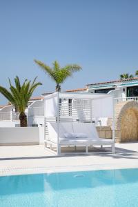 une image d'une villa avec une piscine dans l'établissement THE CLUB - Accommodation - Dining - Events, à San Miguel de Abona