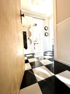a hallway with a black and white checkered floor at Duisburg FeelHome, Flughafen nah,2-Schlafzimmer, Badewanne, Zentral, WiFi, Top Floor in Duisburg