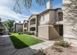 ein großes Haus mit Rasen davor in der Unterkunft Pure Suites 2 Bed N Scottsdale McDowell Mtn Ranch Gym Pool in Scottsdale