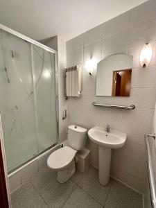 uma casa de banho com um WC, um lavatório e um chuveiro em NARAMOWICE Hostel by Friendly Hostel em Poznań