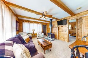un soggiorno con divano viola e camino di McKenzie Highlands a Watkins Glen