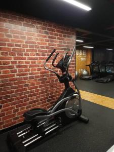 a gym with a brick wall and a exercise bike at ¡Una escapada relajante en Lima! in Lima