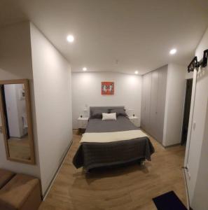 リマにある¡Una escapada relajante en Lima!のベッドルーム1室(ベッド2台、壁掛け鏡付)
