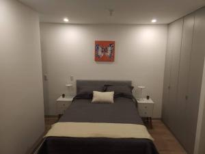 a bedroom with a bed and two night stands at ¡Una escapada relajante en Lima! in Lima