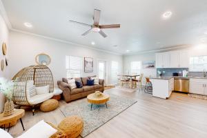 Gallery image of Caisson Modern Beach Cottage in Surfside Beach