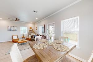 Gallery image of Caisson Modern Beach Cottage in Surfside Beach +15 photos