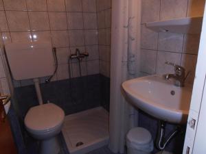 une salle de bain avec toilettes, lavabo et douche dans l'établissement Pyrassos, à Nea Anchialos 54 autres photos