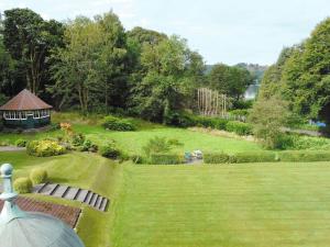 uma vista aérea de um jardim com um gazebo em Meadowcroft No 7 em Bowness-on-Windermere