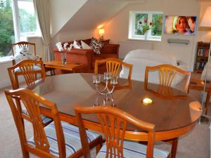 uma sala de jantar e sala de estar com mesa e cadeiras em Meadowcroft No 7 em Bowness-on-Windermere