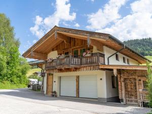 a house with a balcony and a garage at Sommerstein in Maria Alm am Steinernen Meer