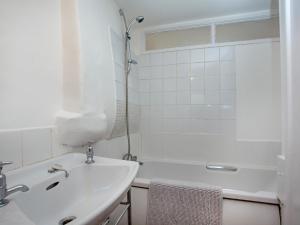 bagno bianco con lavandino e doccia di Bridgetown a Totnes