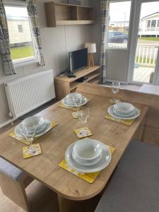 Cosy holiday home at Romney Sands的电视和/或娱乐中心