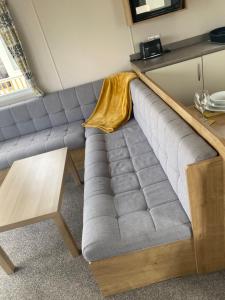 Cosy holiday home at Romney Sands的休息区