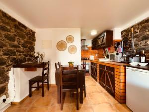 Η κουζίνα ή μικρή κουζίνα στο Madeira Inn The Typical House +20 φωτογραφίες