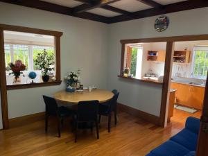 uma cozinha e sala de jantar com mesa e cadeiras em Bayswater Homestay em Auckland