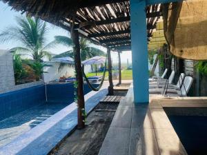 een resort met een zwembad met stoelen en een parasol bij Casa Playa linda 28 in El Desengaño