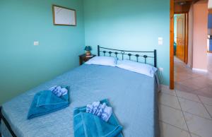 Un pat sau paturi într-o cameră la Apaggio di Argostoli Apartment! private parking & sea view!