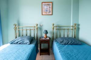 Кровать или кровати в номере Apaggio di Argostoli Apartment! private parking & sea view!