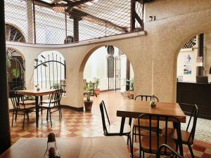 a room with tables and chairs in a restaurant at Anexo By Hotel Maya Ik' in Antigua Guatemala