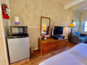 a small living room with a television and a couch at Mountain Harbor King Guest Room on Lake Ouachita in Mount Ida