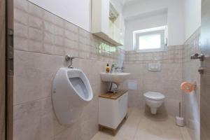 uma casa de banho com um urinol, um lavatório e um WC em Apartments with a parking space Kastel Novi, Kastela - 21085 em Kaštela
