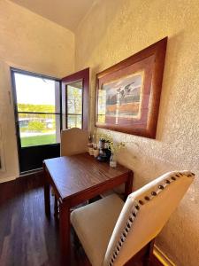 - une salle à manger avec une table et des chaises en bois dans l'établissement Mountain Harbor Queen Guest Room on Lake Ouachita, à Mount Ida
