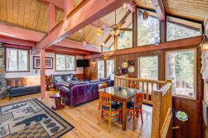 Peaceful Forest Retreat في Carnelian Bay: غرفة معيشة مع طاولة وأريكة