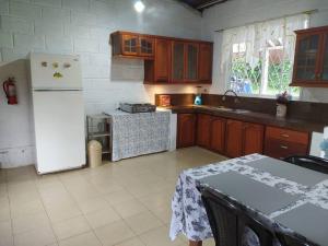 Een keuken of kitchenette bij Casa Entera Hermosa