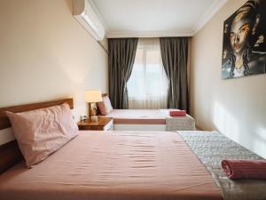 ein Hotelzimmer mit 2 Betten und einem Fenster in der Unterkunft YILDIRIM LIFE APART in Istanbul