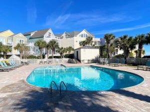 een zwembad met blauw water voor de huizen bij Summer House 204 - Newly Renovated! Ocean View! in Isle of Palms